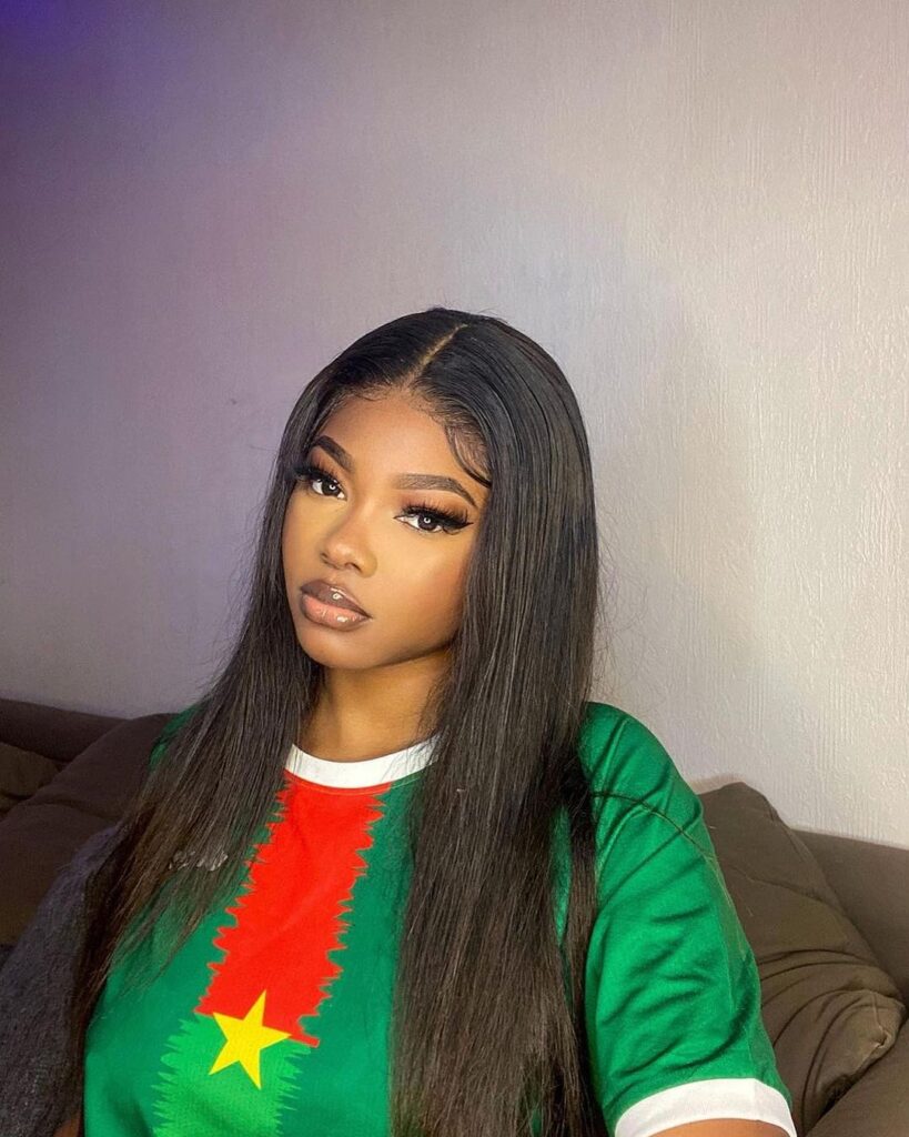 Jeune femme burkinabè, aux couleurs du drapeau